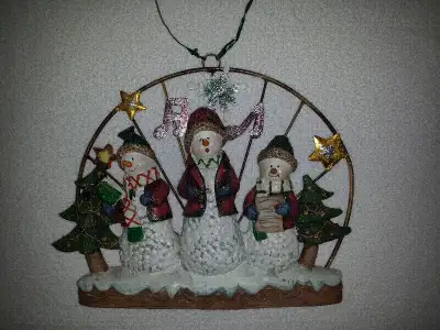 Christmas Carolers plaque ... like NEW ... As shown, View more