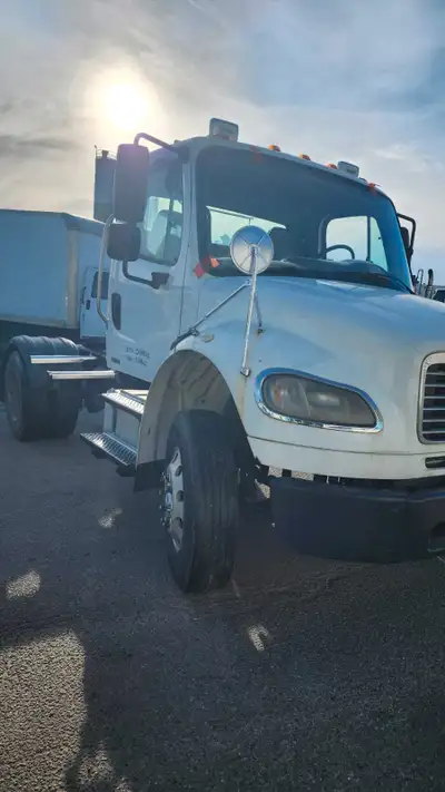 2007 Freightliner free emission truck Low kilometers Cat c7 Ready to hit the road Single axle Fresh...