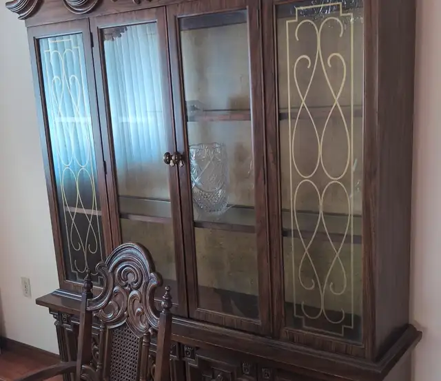 Diningroom set with Table, 4 chairs, and hutch in Dining Tables & Sets in Hamilton - Image 6
