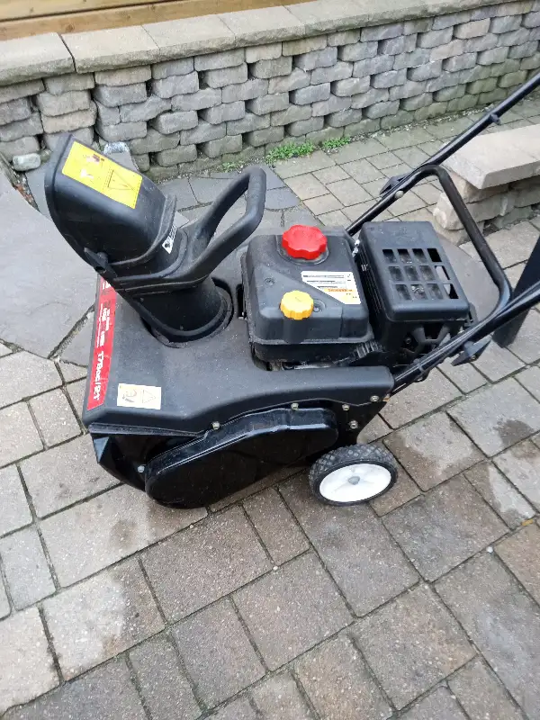MTD YardMachines 179 cc gas-powered OHV 21" blade Like NEW $350 in Lawnmowers & Leaf Blowers in City of Toronto - Image 9