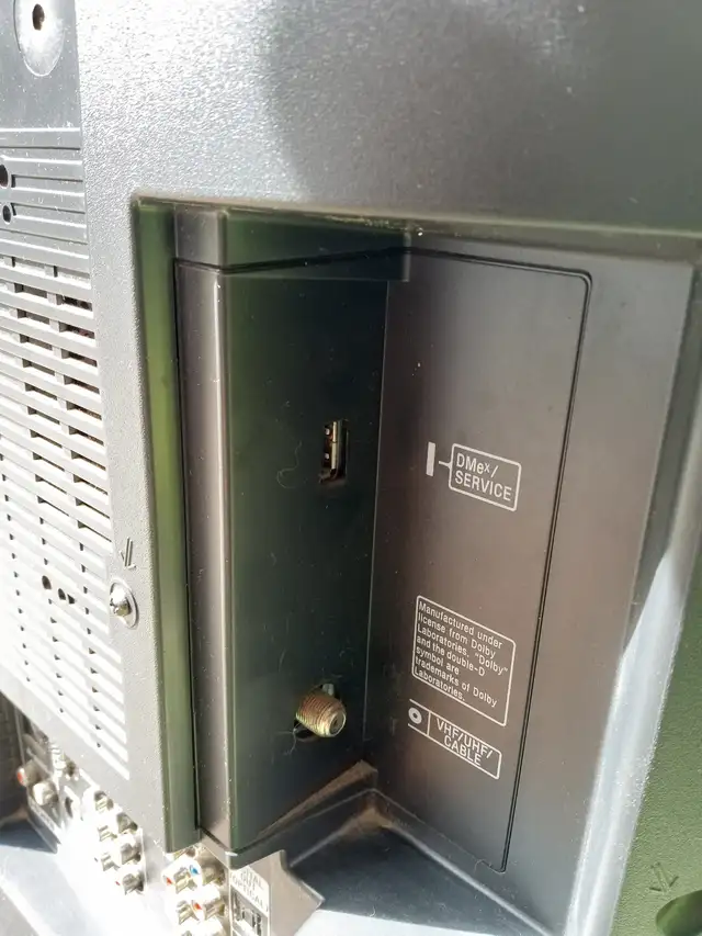 Télévision Sony Bravia XBR TV (avec manette/with remote) in TVs in City of Montréal - Image 8