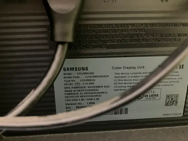Samsung 32” 4k monitor with hydraulic stand in TVs in Ottawa - Image 3