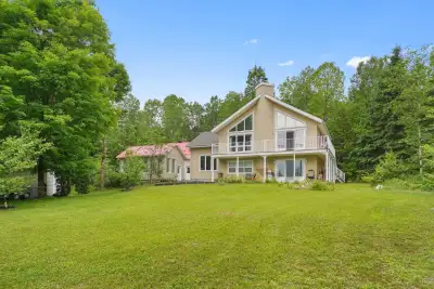 Propriété privée de rêve : Chalet 3 chambres 1 + 6 garage voitures et possibilité de maison d'amis E...