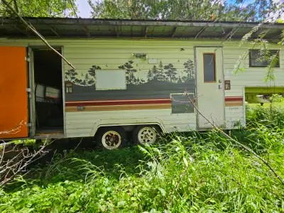 1987 Prowler Lynx 5th Wheel - 24 foot. Asking $800 Located in Cannington, ON. Ready to tow - Buyer m...