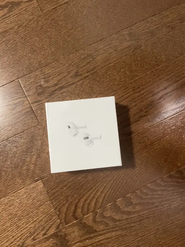airpod pro 2s in Headphones in Laval / North Shore - Image 2