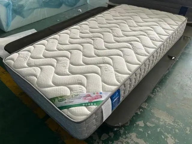 Cadre de lit à vendre (simple, double, queen, king) in Beds & Mattresses in City of Montréal - Image 3