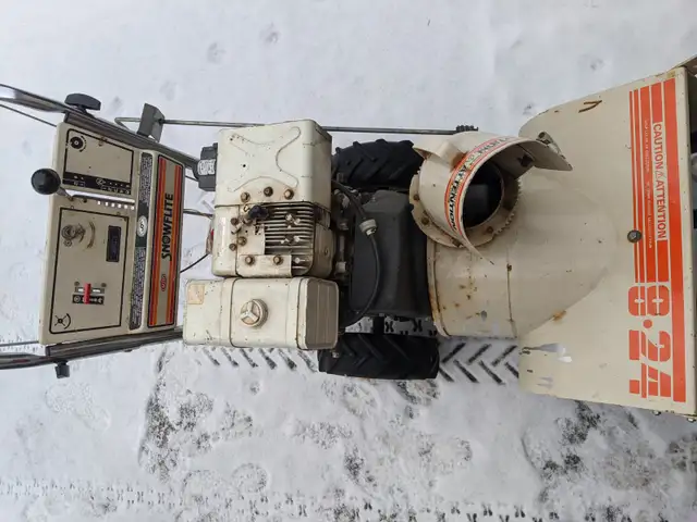 MTD 8HP 24" snowblower in Snowblowers in Regina - Image 7