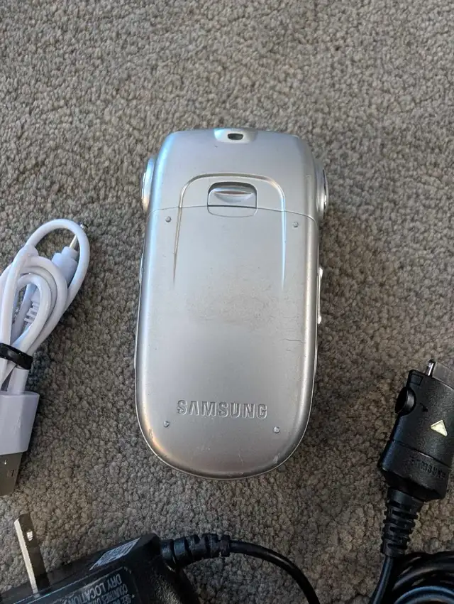 VGUC - Vintage Retro Classic Bell Samsung Flip Phone in Cell Phones in Oshawa / Durham Region - Image 6