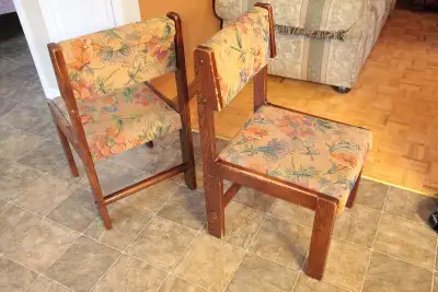 Plusieurs choix de chaises 1-2 ou 4 selon modèles 2 Chaises en Bois, tissus propre. chaises on besoi...