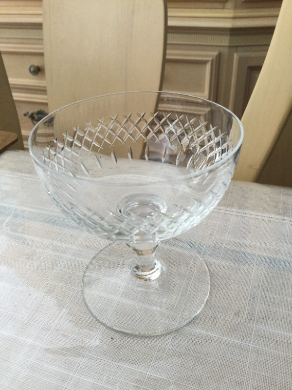 Crosshatch Crystal Martini/Champagne Glasses - Set Of 4 in Kitchen & Dining Wares in Penticton - Image 3