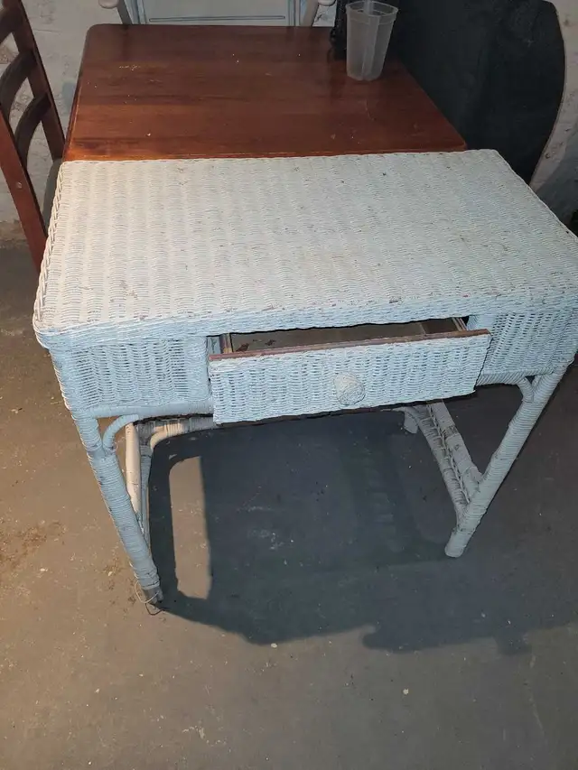wicker single person desk with drawer in Other Tables in Barrie - Image 3