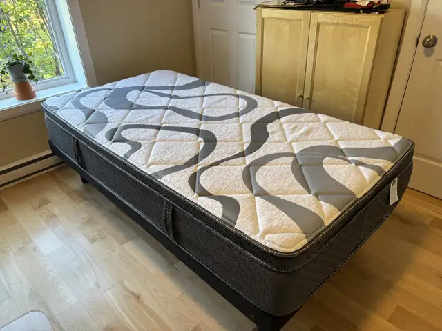 Matelas simple 39“ et base de lit in Beds & Mattresses in Sherbrooke - Image 2