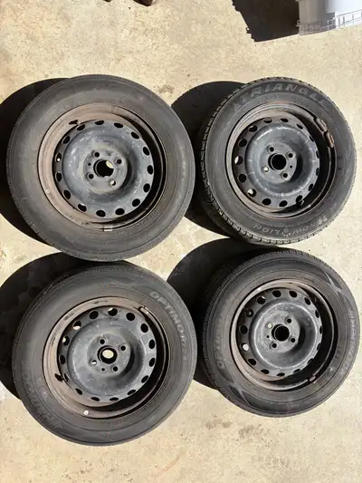 4 roues en acier noir pour Hyundai Accent ou Kia Rio. Les pneus ne sont pas bons dessus.