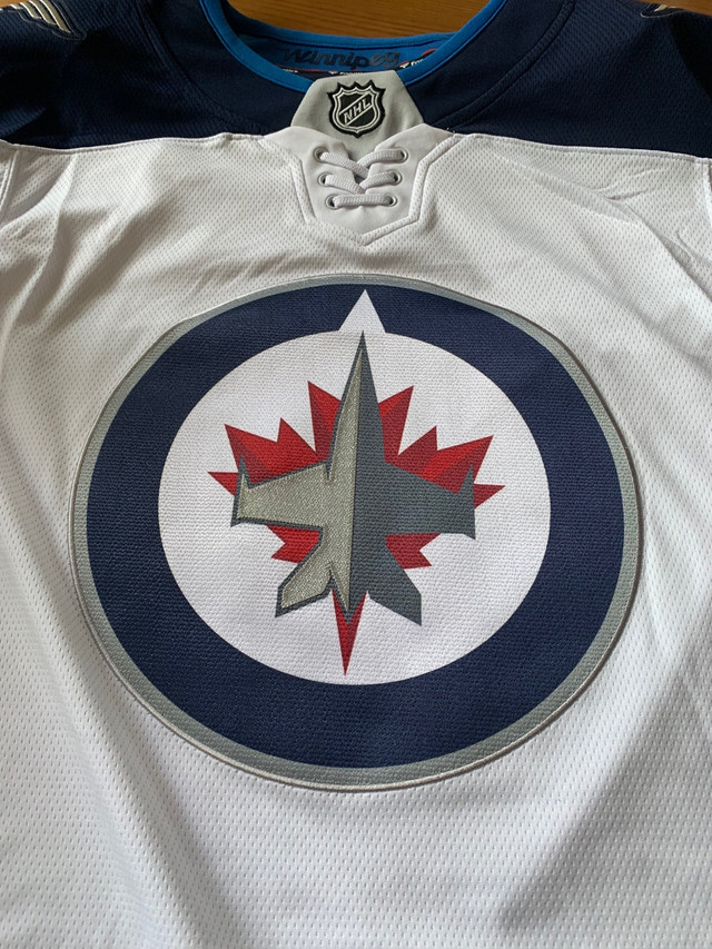 Winnipeg  jets jersey men’s large  in Men's in Winnipeg - Image 3
