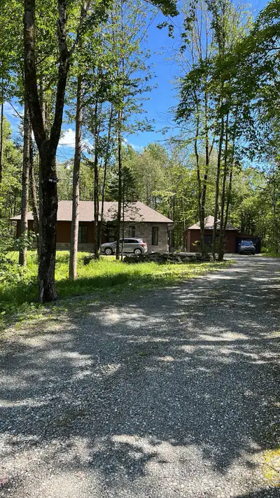 Maison plain pied, 3 chambres, 1 salle d eau, 1 salle de bain complète, planchers radiants, avec gar...