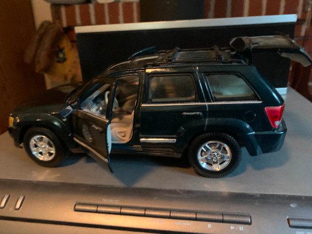 Maisto 1:18 2005 Grand Cherokee Model Metal Car in Arts & Collectibles in Saint John - Image 4