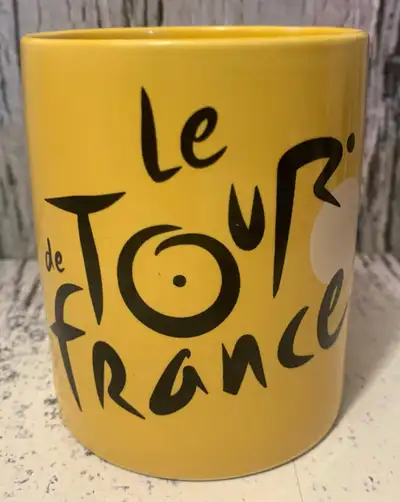 Very collectible Standard size mug * Please note there are a few minor chips in the handle.. please...