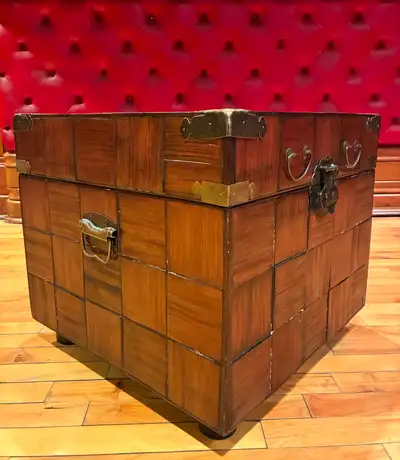 Beau coffre en bois très solide, de type marqueterie sur le pourtour, avec poignées en métal et plat...
