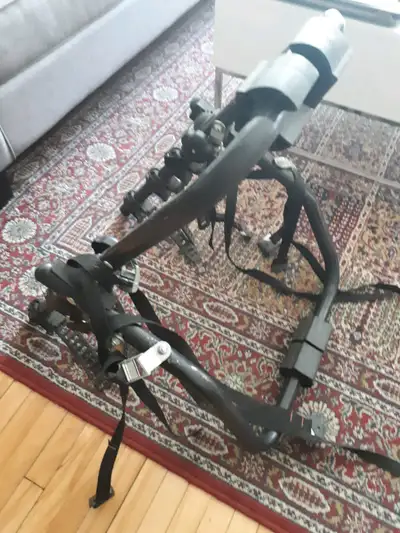 Bonjour, j'ai un porte bicycles à vendre. bon pour 2 bicycles.