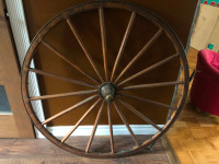roue en bois antique avec ring martelé