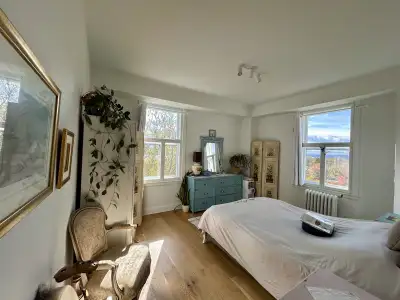 Cession de bail disponible dès maintenant (flexible). Février gratuit. Un grand 5 1/2 rénové, situé...