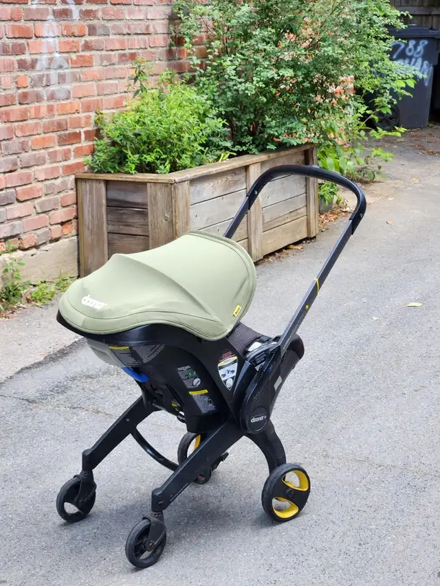Used Doona travel baby stroller with base in Strollers, Carriers & Car Seats in City of Montréal - Image 9