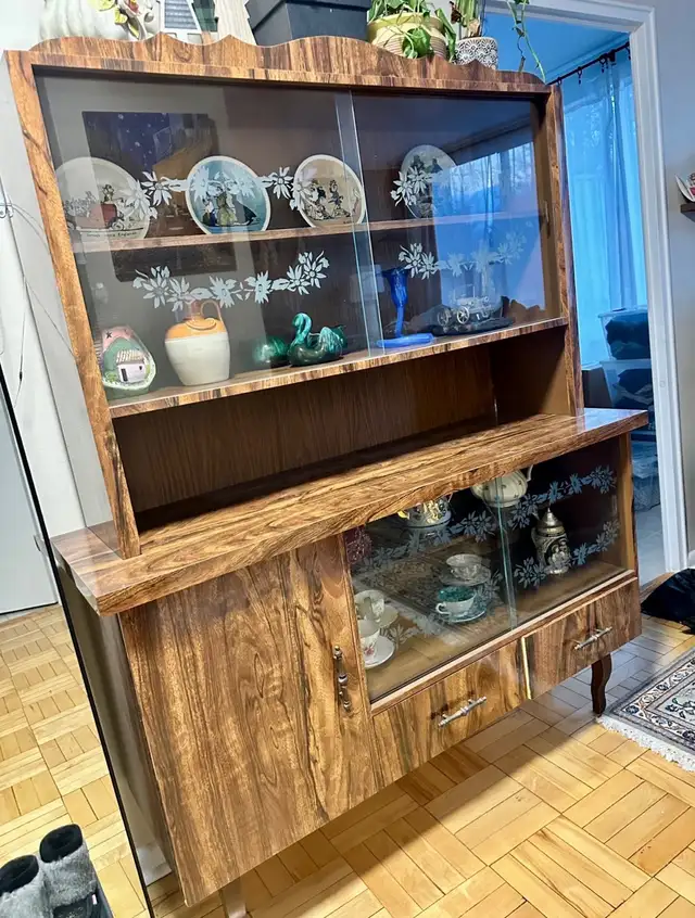 Vintage Hutch Cabinet in Hutches & Display Cabinets in Mississauga / Peel Region - Image 2