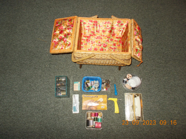 Deluxe sewing basket and contents $20 in Hobbies & Crafts in Gatineau - Image 3