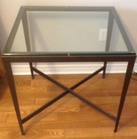TABLE WITH GLASS TOP