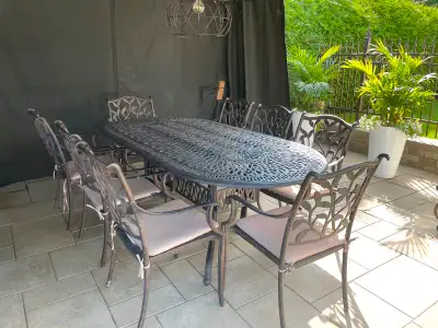 Table avec 8 chaises en fonte pour l’exterieur, View more