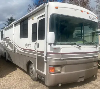 38’, 24-valve Cummins Turbo diesel, runs absolutely fantastic! Fully equipped with slideout and awni...