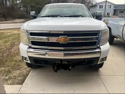 2007 Chevy Silverado 1500 4.8L V8. 284,757kms on truck. New front CV axles installed less than a yea...