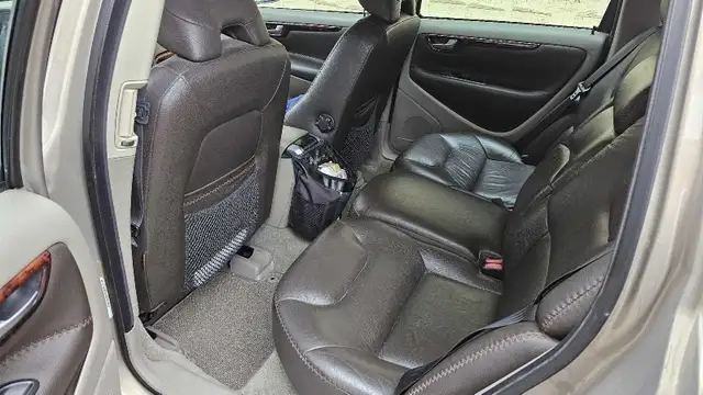 05 Volvo XC70 in Cars & Trucks in Saskatoon - Image 4