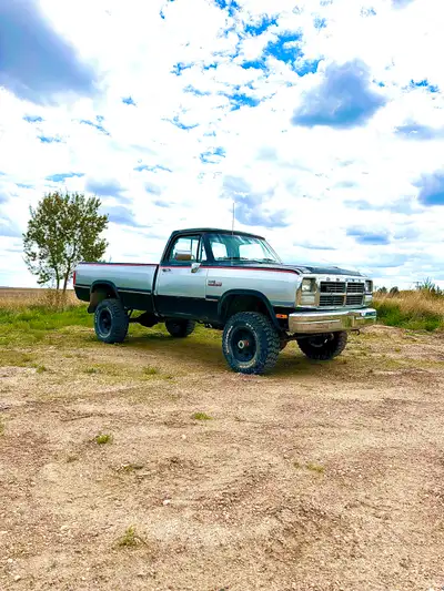 1991 Dodge W250 4x4 12v Cummins Loaded LE Power windows,mirrors and locks. 403,000km I have owned th...