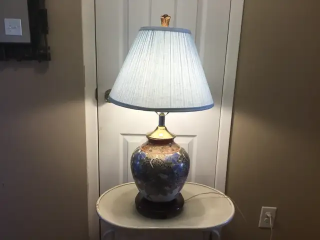 Vintage Floral Table Lamp  in Indoor Lighting & Fans in Mississauga / Peel Region - Image 2