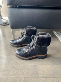 LADIES BRAND NEW BOOTS - SIZE 6