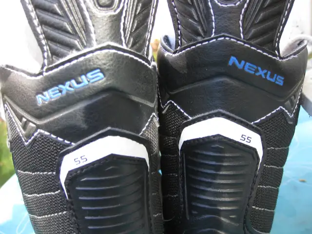 Youth BAUER NEXUS 55 Ice Hockey Skates Size 13 VGC in Hockey in Winnipeg - Image 7