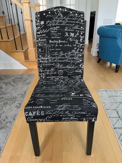 4 Chaises de salle à manger en tissu noir et blanc, pattes en bois noir. Traiter anti-tache 3M. Comm...