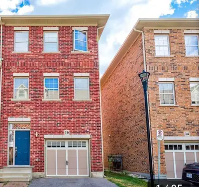 Beautiful End-Unit Townhome In A Prime Central Location, Ideal For Young Professionals Or Graduate/M...