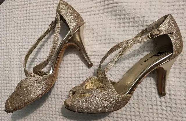 Gold/Sparkly Open toe shoes in Women's - Shoes in Calgary - Image 3