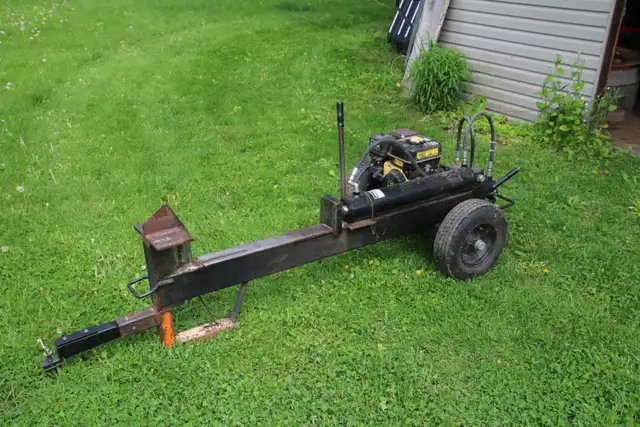 Log splitter in Lawnmowers & Leaf Blowers in Trenton - Image 3