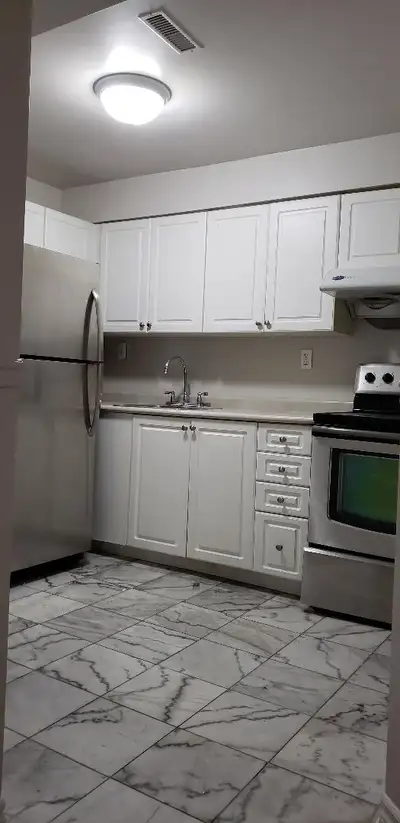 AVAILABILITY: IMMEDIATE Location: Woodspring Ave, Newmarket, ON L3X, Canada Newmarket: 1 BR + den ba...