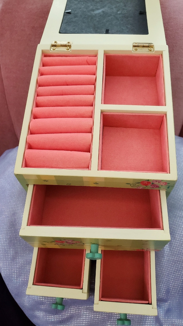 Wooden Jewelley Box with pink lining in Jewellery & Watches in Markham / York Region - Image 2