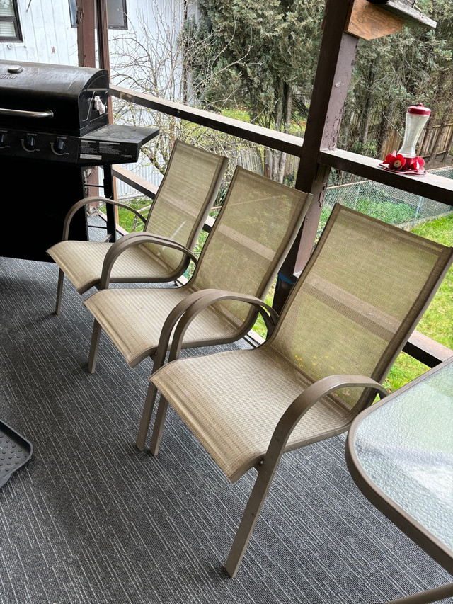 glass outdoor table and chairs  in Dining Tables & Sets in Richmond - Image 3