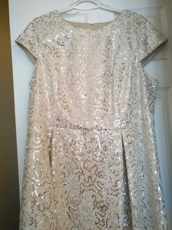 CONTENT SALE--MAKE AN OFFER--Furniture, China, Art, Collectibles in Garage Sales in Markham / York Region - Image 7