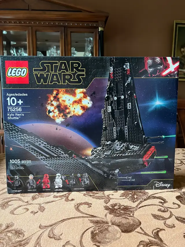 LEGO 75256 Kylo Ren’s Shuttle63804702502659123
