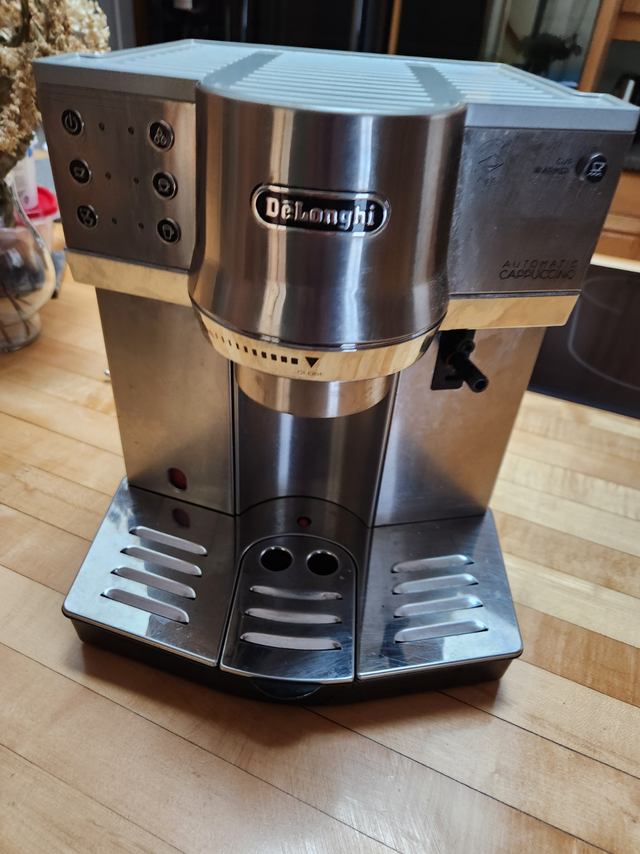DeLonghi Espresso and Cappuccino Machine in Coffee Makers in Kingston - Image 5