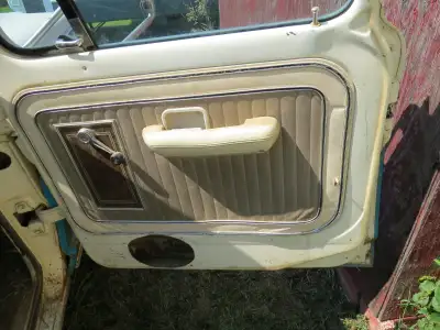 wanted dash pad , xlt door panels any color prefer parchment must be in good shape ,.or 1971 - 1972...