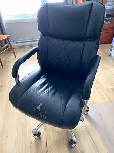 Imperfection sur le cuir mais le fauteuil est en parfaite condition . La-Z-Boy de couleur noir . Voi...