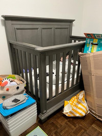 Convertible baby crib 